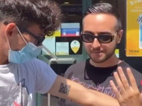 Un étudiant se fait tatouer son pass sanitaire sur le bras (Photos)